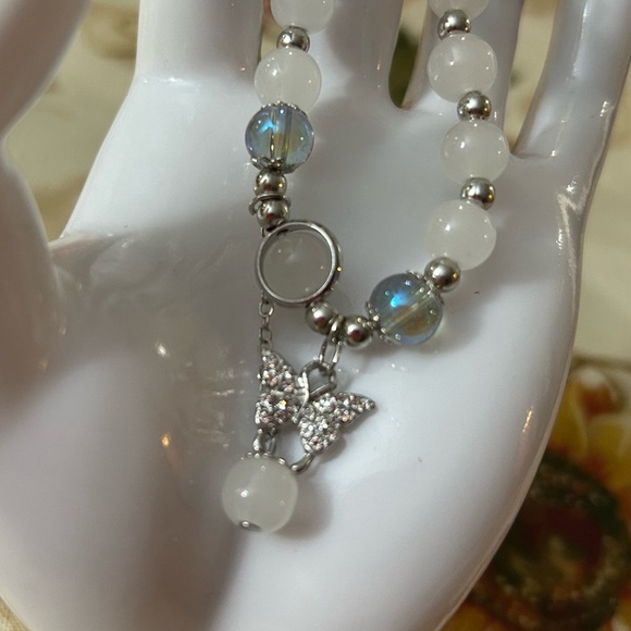 3/$15 White and Clear Blue Beaded Bracelet - Picture 3 of 6